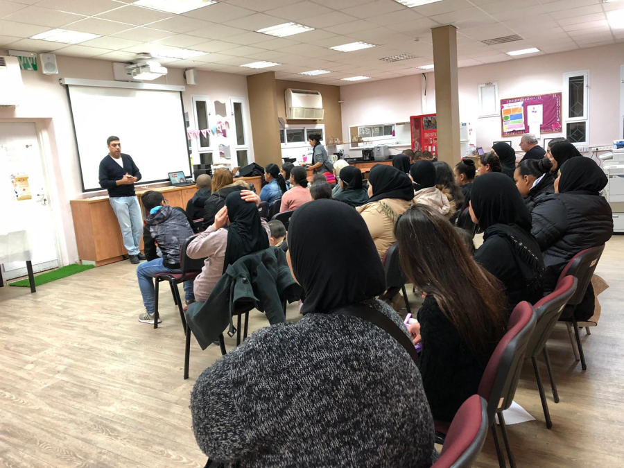 اجتماع للاهالي والطلاب ضمن مشروع التعليم الى القمم بيافا